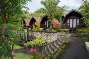 a view of the cottages at the resort at Klumpu Hill Villas Nusa Penida in Nusa Penida