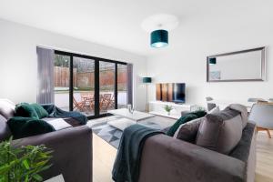Φωτογραφία από το άλμπουμ του Modern 4 Bedroom House With Parking in Farnham Royal, Slough By 360stays στο Σλάου
