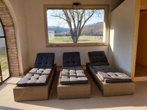 two beds in a room with a window at Belvilla by OYO Casa Rovello in Todi