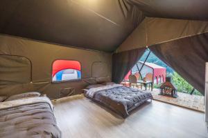 ein Schlafzimmer mit einem Bett in einem Zelt in der Unterkunft Club Lespia Namyangju 2nd Branch in Namyangju