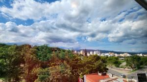 una vista di una città sotto un cielo nuvoloso di Departamento XIBI a San Salvador de Jujuy