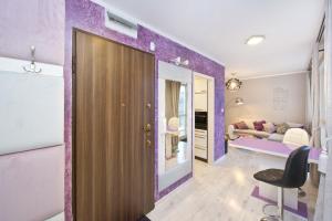 グダニスクにあるYOURAPART Gdansk Morenaの紫の壁とドアのある部屋