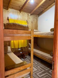 Habitación con 3 literas en una cabaña en Los Pioneros, en Puerto Iguazú