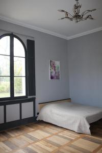Una cama o camas en una habitación de Chateau Castelrives