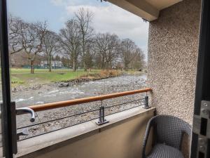 einen Blick auf einen Fluss aus dem Fenster eines Zuges in der Unterkunft Riverside Park 1 in Keswick