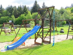 einen Spielplatz mit Rutsche in einem Park in der Unterkunft Gîte Vernusse, 3 pièces, 6 personnes - FR-1-489-357 in Vernusse