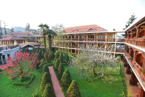 una vista aérea de un edificio con jardín en BB Sapa Resort & Spa - Formerly Victoria Sapa Resort & Spa, en Sa Pa