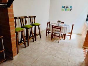een eetkamer met een tafel en vier stoelen bij Casa completa amoblada Paipa con tres alcobas in Paipa