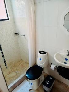 een badkamer met een toilet en een wastafel bij Casa completa amoblada Paipa con tres alcobas in Paipa