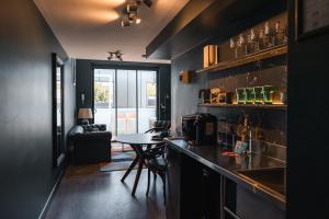 een keuken met een aanrecht en een tafel in een kamer bij The Blue Hotel Bondi in Sydney