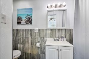Koupelna v ubytování Galveston Retreat with Backyard and Patio! + 22 fotografií