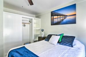 Postel nebo postele na pokoji v ubytování Galveston Retreat with Backyard and Patio!