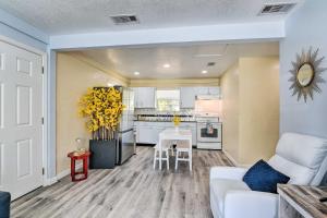 Kuchyň nebo kuchyňský kout v ubytování Galveston Retreat with Backyard and Patio!