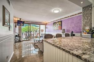 uma sala de estar com paredes roxas e um balcão em Honolulu Condo Vacation Rental with Pool Access! em Honolulu