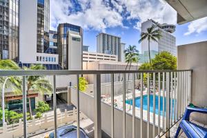 balkon z widokiem na basen i budynki w obiekcie Centrally Located Vacation Rental in Waikiki! w mieście Honolulu