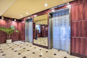 kabina prysznicowa w holu ze szklanymi drzwiami w obiekcie Centrally Located Vacation Rental in Waikiki! w mieście Honolulu
