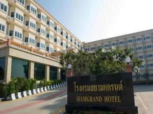 un grande edificio con un cartello di fronte di Siamgrand Hotel a Udon Thani