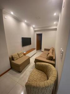 sala de estar con 2 camas, sofá y TV en Casa espaciosa en Ramallo cerca del Río en Ramallo