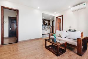 een woonkamer met een bank en een tafel bij Martin Ho Danang hotel & apartment in Da Nang