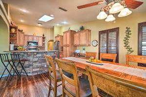 uma cozinha com uma grande mesa de madeira e cadeiras em Lake Havasu City Vacation Rental with Pool! em Lake Havasu City