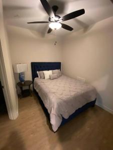 Schlafzimmer mit einem Bett und einem Deckenventilator in der Unterkunft Stunning Luxury 1 bd 1 bath Apt Downtown QC in Davenport