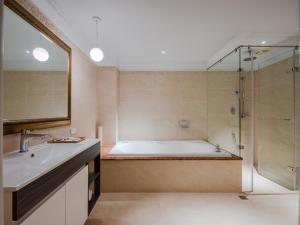 W łazience znajduje się wanna, umywalka i prysznic. w obiekcie Archess Hotel w Tajpej