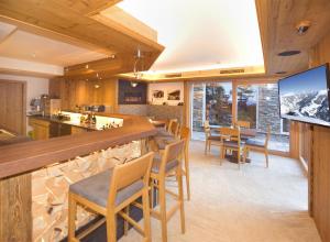 eine Küche und ein Esszimmer mit Bergblick in der Unterkunft Hotel Birkenhof in Saalbach-Hinterglemm