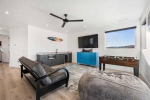 TV a/nebo společenská místnost v ubytování Good Vibes Vacation Home home