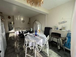 een kamer met een tafel en stoelen en een woonkamer bij Appartement Valras-Plage, 2 pièces, 4 personnes - FR-1-701-55 in Valras-Plage