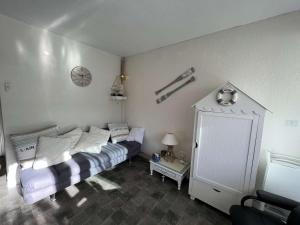 um quarto com uma cama com almofadas brancas em Appartement Valras-Plage, 2 pièces, 4 personnes - FR-1-701-55 em Valras-Plage