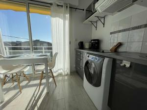 Fotografia z galérie ubytovania Charmant Duplex avec Balcon, Proche Plage et Commerces - La Rochelle - FR-1-246-642 v destinácii La Rochelle