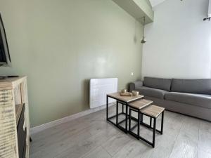 Fotografia z galérie ubytovania Charmant Duplex avec Balcon, Proche Plage et Commerces - La Rochelle - FR-1-246-642 v destinácii La Rochelle + 6 fotografií