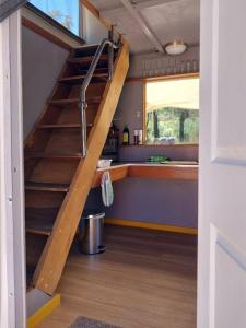 schody w małym domku z kuchnią w obiekcie Earls Farm- River Retreat w mieście Kiah