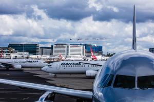 un grupo de aviones estacionados en un aeropuerto en Rydges Sydney Airport Hotel en Sídney