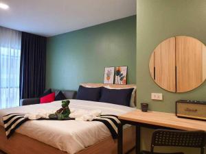un dormitorio con una cama con un animal de peluche en Increase hotel & residence en Samutprakarn