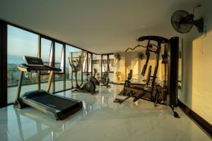 um ginásio com equipamento cardiovascular no piso de um edifício em Increase hotel & residence em Samutprakarn