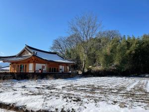 Hanok Stay - JukRokJungSa v zimě