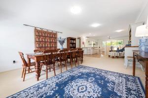 ein Esszimmer und ein Wohnzimmer mit einem Tisch und Stühlen in der Unterkunft Muriels Place in Corlette Port Stephens in Corlette