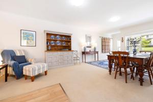 ein Wohnzimmer mit einem Tisch und einem Esszimmer in der Unterkunft Muriels Place in Corlette Port Stephens in Corlette
