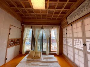 Postel nebo postele na pokoji v ubytování Hanok Stay - JukRokJungSa
