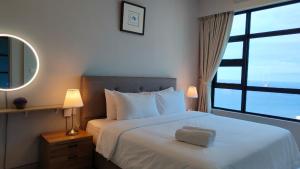 1 dormitorio con 1 cama grande y ventana grande en Jesselton Quay seaview # Chariskey Suites en Kota Kinabalu