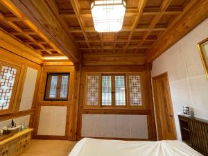 Postel nebo postele na pokoji v ubytování Hanok Stay - JukRokJungSa