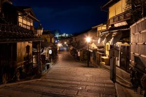 an empty street at night in an old town at 龍馬坂荘：1日1組限定・東山清水のてっぺんの小さなお宿、わんこと一緒に。 in Kyoto