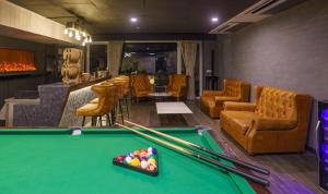 Χώρος καθιστικού στο amã Stays & Trails Chalet 1228 - Kusur, Kamshet