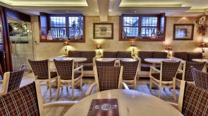 a restaurant with tables and chairs in a room at Guesthouse Enterne in Nymfaio