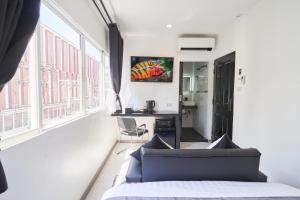 Η κουζίνα ή μικρή κουζίνα στο Thonglor Suites Hotel