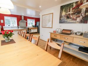 a kitchen and dining room with a table and chairs at Ty Coch in Llanberis