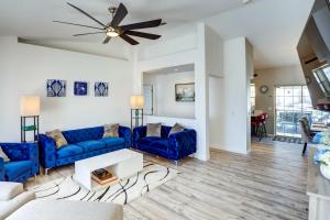 sala de estar con sofás azules y ventilador de techo en Lake Havasu City Vacation Rental with Pool!, en Lake Havasu City