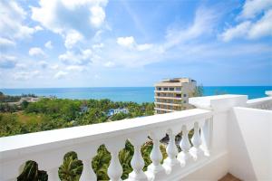 uma varanda com vista para o oceano em NIGHT SEA HOTEL em Phu Quoc