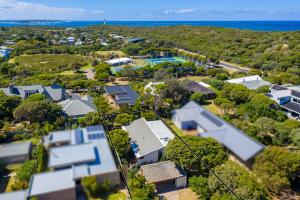 eine Luftansicht eines Wohnviertels mit Häusern in der Unterkunft Point Lonsdale Beach House - Relax Beach Surf Golf in Point Lonsdale